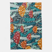 アマニタの魔法のキノコのシダの森のパターン キッチンタオル (縦)