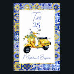 アマルフィイタリアンブルータイルスクーターレモンス結婚ズ テーブルナンバー<br><div class="desc">明るい青地中海のと黄色のアマイタリアンルフィ海岸のスタイルのタイルと黄色のスクーターに水の色のレモン絵を描を持つデザイン。</div>