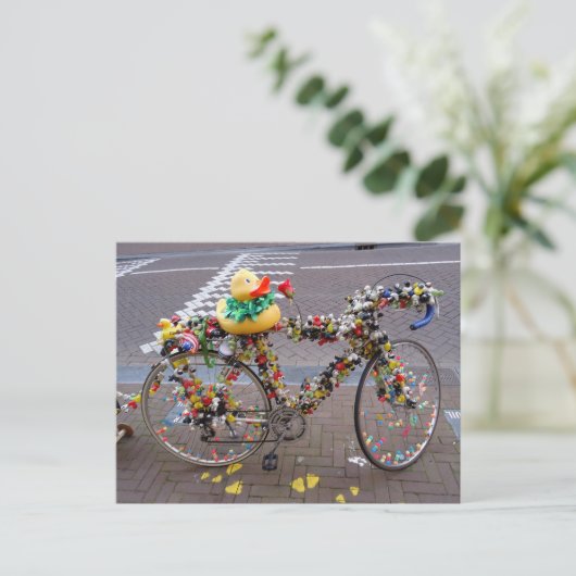 アムステルダムのクールでおもしろいで黄色いアヒルの自転車 ポストカード (スタンド正面)