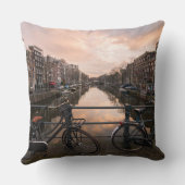 アムステルダムの日没の自転車 クッション (裏面)