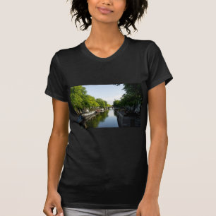 アムステルダムの水路とハウスボートと豊かな木々 Tシャツ