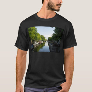 アムステルダムの水路とハウスボートと豊かな木々 Tシャツ