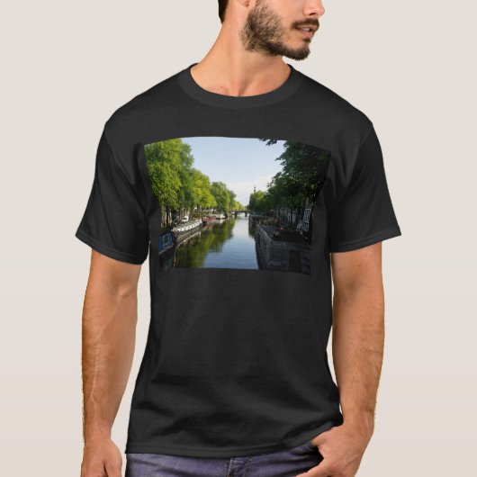 アムステルダムの水路とハウスボートと豊かな木々 Tシャツ (正面)