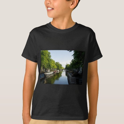 アムステルダムの水路と橋とボート Tシャツ (正面)