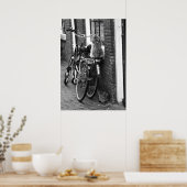 アムステルダムの猫と自転車の黒白の写真 ポスター (キッチン)