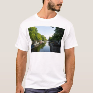 アムステルダムの運河とハウスボートの風景写真 Tシャツ