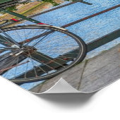 アムステルダムシティビュー – 旧建物、川、ボート ポスター (角)