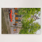 アムステルダム運河に沿ったヴィンテージのオレンジ色の車 ジグソーパズル (横)