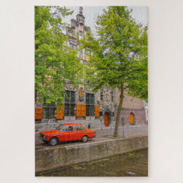 アムステルダム運河に沿ったヴィンテージのオレンジ色の車 ジグソーパズル