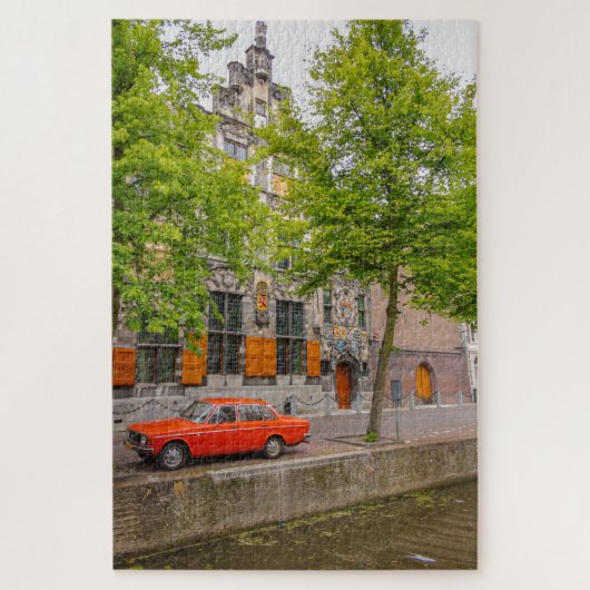 アムステルダム運河に沿ったヴィンテージのオレンジ色の車 ジグソーパズル (縦)