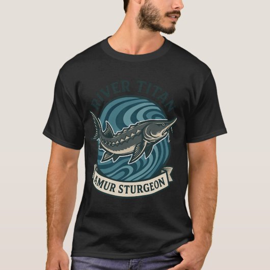 アムールチョウザメのデザイン リバータイタン Tシャツ (正面)