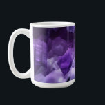 アメジスト結晶 コーヒーマグカップ<br><div class="desc">アメジストの結晶のクラスタの詳細なクローズアップ、その特徴的な紫色の色合い、さまざまなサイズと形状、暗い背景に対する反射面。</div>