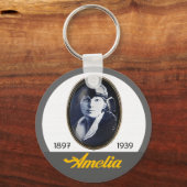 アメリアエアハート – アヴィエーター キーホルダー (正面)