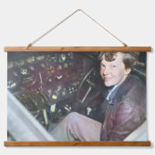 アメリア・アーハートと彼女のロッキード・エレクトラ1937 吊り下げ型タペストリー (正面)