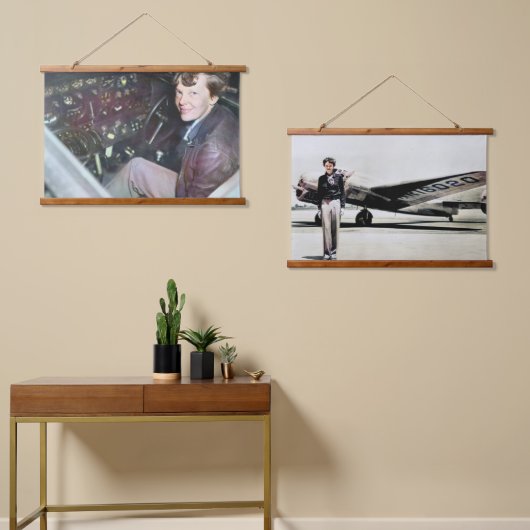 アメリア・アーハートと彼女のロッキード・エレクトラ1937 吊り下げ型タペストリー (非対称)