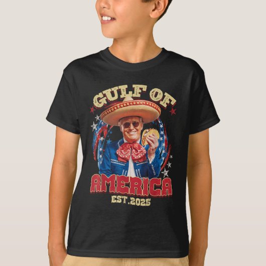 アメリカおもしろいのトランプ湾Est 2025のM湾 Tシャツ (正面)