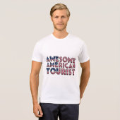 アメリカおもしろい素晴らし観光客国旗のタイポグラフィ Tシャツ (正面フル)
