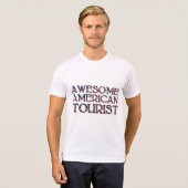 アメリカおもしろい素晴らし観光客国旗のタイポグラフィ Tシャツ (正面フル)