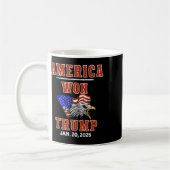 アメリカがトランプで勝利し、人々は金を得た コーヒーマグカップ (左)