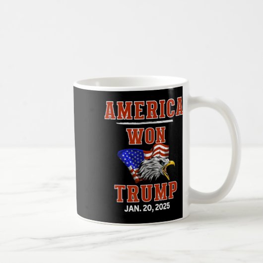 アメリカがトランプで勝利し、人々は金を得た コーヒーマグカップ (右)