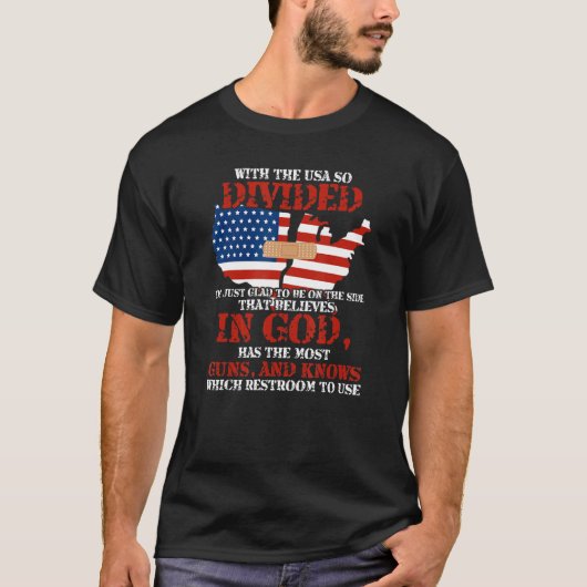 アメリカが分裂しているせいで僕は喜んでる Tシャツ (正面)