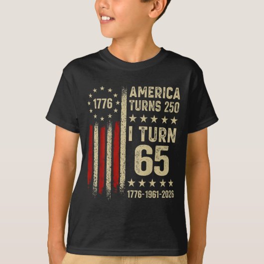 アメリカが250歳に アメリカ生まれの65歳 1961年 お誕生日おめでとう Tシャツ (正面)