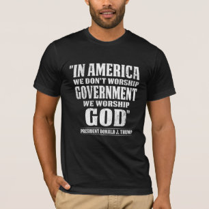アメリカでは、私たちは政府を崇拝しない。 Tシャツ