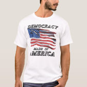 アメリカで作られた民主主義 Tシャツ (正面)