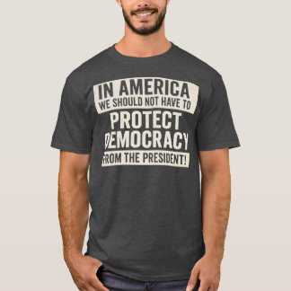 アメリカで民主主義を守る必要があるべきではない Tシャツ