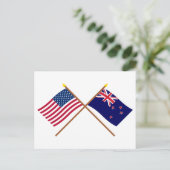 アメリカとニュージーランドのクロスフラッグ ポストカード (スタンド正面)