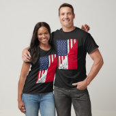 アメリカとポーランドの国旗 半分こデザイン Tシャツ (ユニセックス)