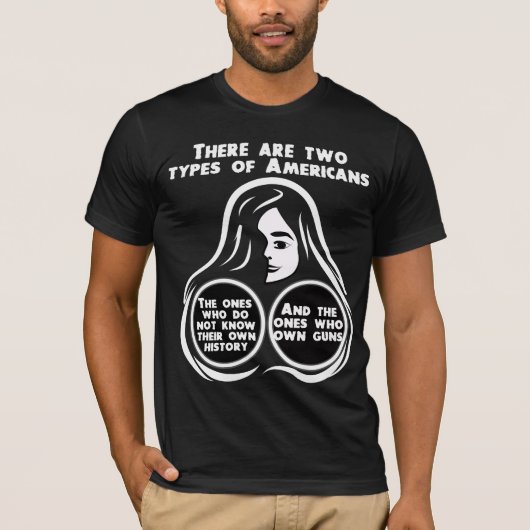 アメリカには二種類の人がいる Tシャツ (正面)