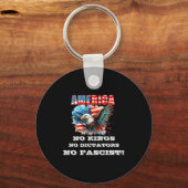 アメリカに王はいない、独裁者もファシストもいない キーホルダー (正面)