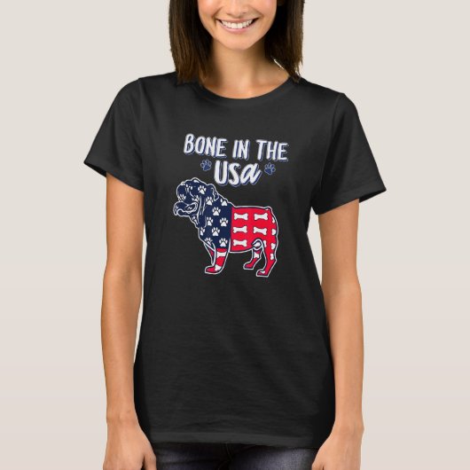 アメリカに骨があるパグ 7月4日 Tシャツ (正面)
