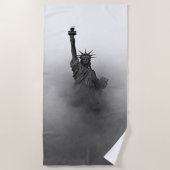 アメリカのアメリカの霧の自由の愛国像 ビーチタオル (正面)