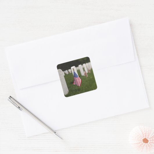 アメリカのアメリカ人退役軍人の墓の上の国旗 スクエアシール (封筒)