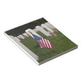 アメリカのアメリカ人退役軍人の墓の上の国旗 ノートパッド (アングル)