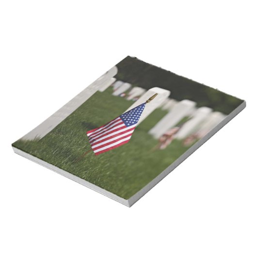 アメリカのアメリカ人退役軍人の墓の上の国旗 ノートパッド (回転)