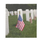 アメリカのアメリカ人退役軍人の墓の上の国旗 ノートパッド (正面)