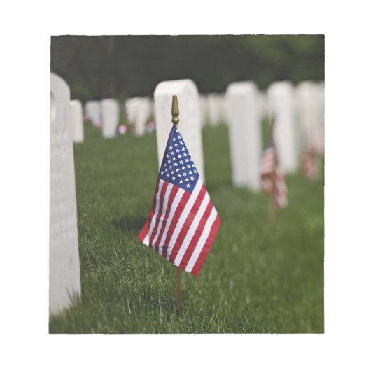 アメリカのアメリカ人退役軍人の墓の上の国旗 ノートパッド (正面)