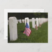 アメリカのアメリカ人退役軍人の墓の上の国旗 ポストカード (正面/裏面)