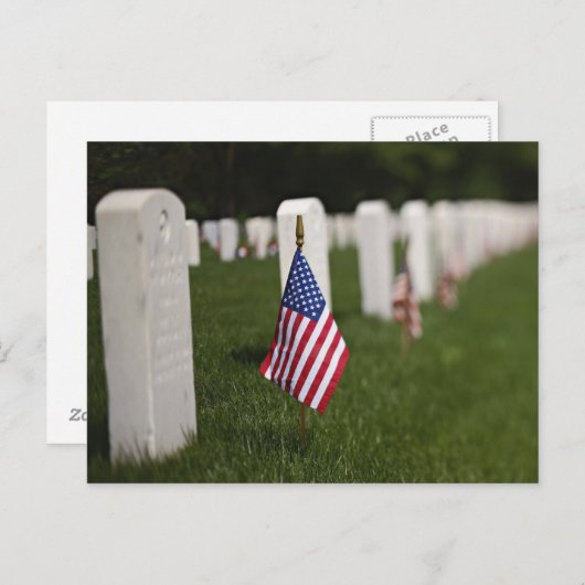 アメリカのアメリカ人退役軍人の墓の上の国旗 ポストカード (正面/裏面)