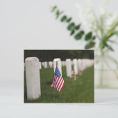 アメリカのアメリカ人退役軍人の墓の上の国旗 ポストカード (スタンド正面)