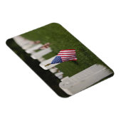 アメリカのアメリカ人退役軍人の墓の上の国旗 マグネット (右側)