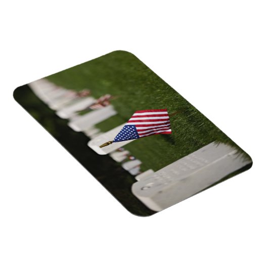アメリカのアメリカ人退役軍人の墓の上の国旗 マグネット (右側)