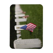 アメリカのアメリカ人退役軍人の墓の上の国旗 マグネット (縦)