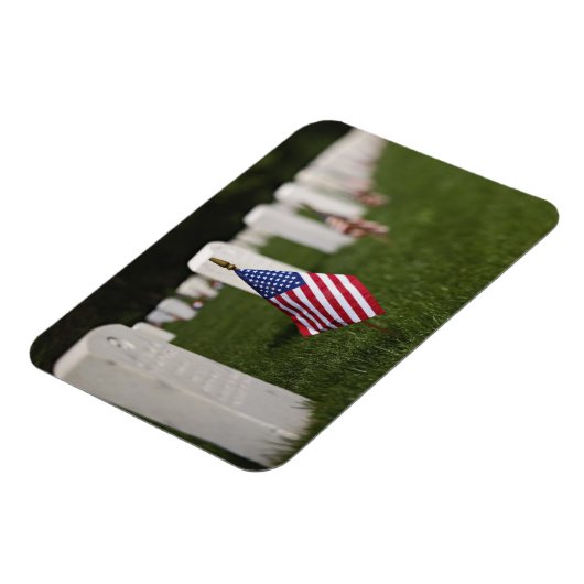 アメリカのアメリカ人退役軍人の墓の上の国旗 マグネット (左側)