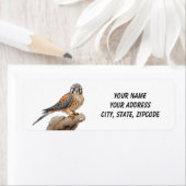 アメリカのケストレルは丸太に伏せていた ラベル (インサイチュ)