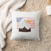 アメリカのハゲのワシと国旗 – 透明な白。 クッション (ブランケット)