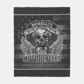 アメリカのバイクもしくは自転車に乗る人ADD NAMEスカルV – ツインバイク フリースブランケット (正面)